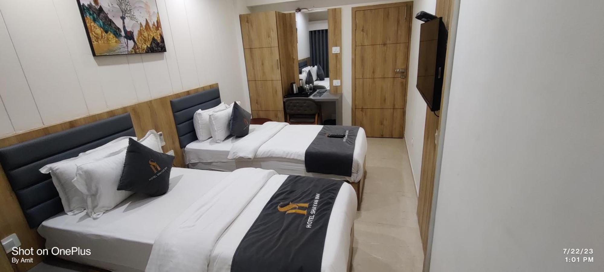 Hotel Shayan Inn ラージコート エクステリア 写真