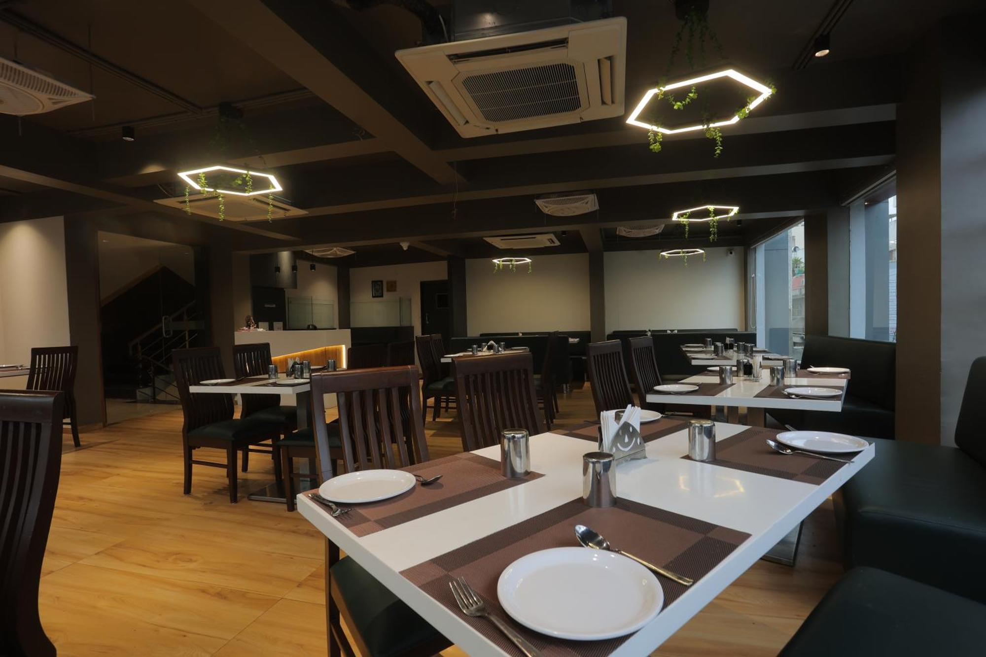 Hotel Shayan Inn ラージコート エクステリア 写真